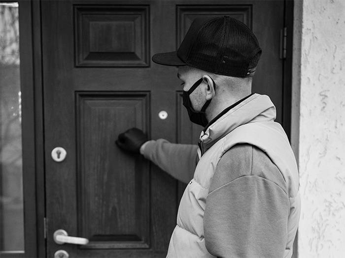 Estos trabajadores tienen que entrar en casas ajenas, y comparten las cosas más perturbadoras que han visto (20 respuestas)