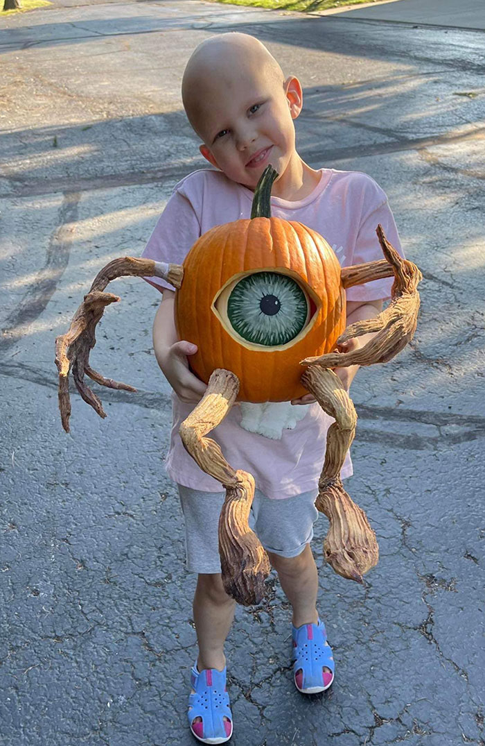 La abuela nos envió esta foto de su hermoso bebé Aria. Ella había creado una calabaza con nuestros brazos y piernas de vid