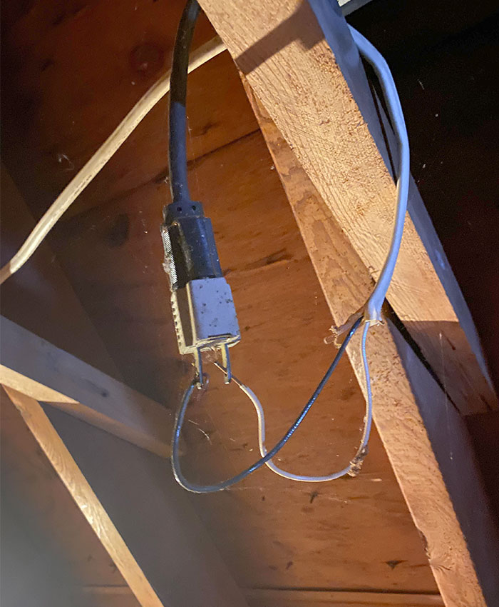 No soy electricista, pero acabo de comprar mi primera casa y descubrí esto en el ático. Parece correcto