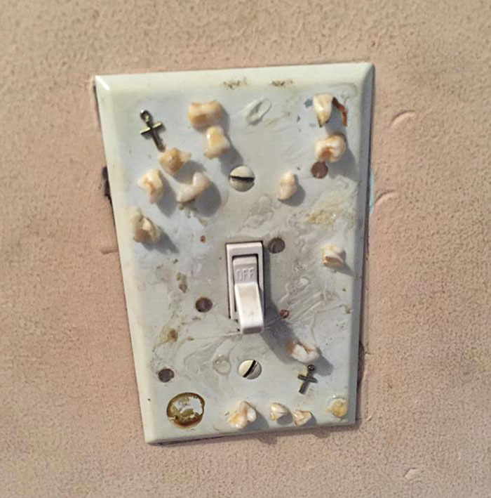 Un amigo que es agente inmobiliario encendió el interruptor de la luz para los clientes al visitar una casa y casi sale corriendo de allí