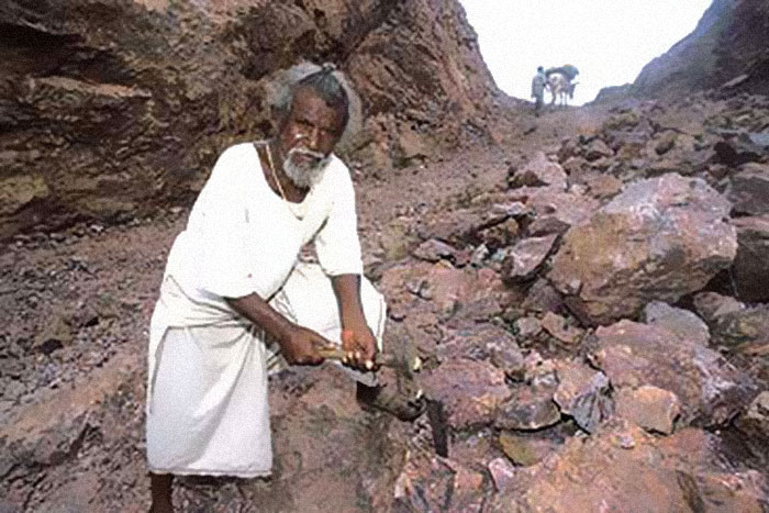 El camino del deseo más grande del mundo. Talló un camino a través de una montaña durante 22 años para acortar la distancia entre su pueblo y el hospital más cercano de 70 km a 1 km