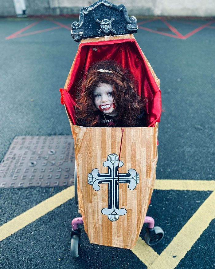 Para el día del disfraz de Halloween en la escuela, Zoe preguntó si podía ser un vampiro