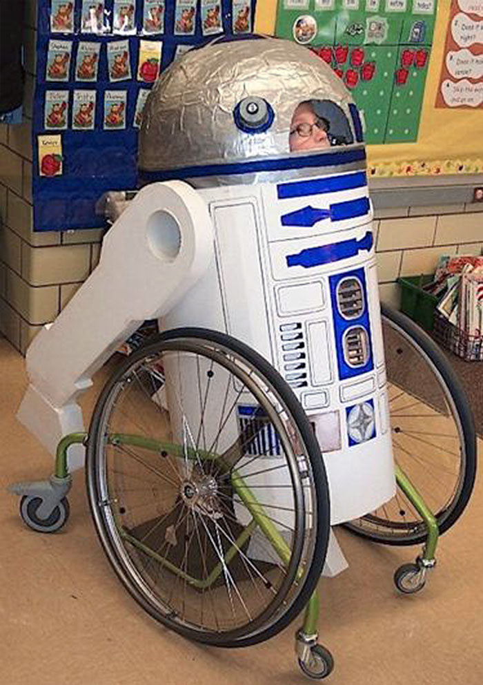 El disfraz de R2D2 en silla de ruedas es el mejor disfraz de R2D2