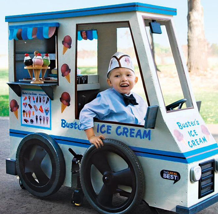 Los padres de este niño construyeron su disfraz de Halloween sobre su silla de ruedas