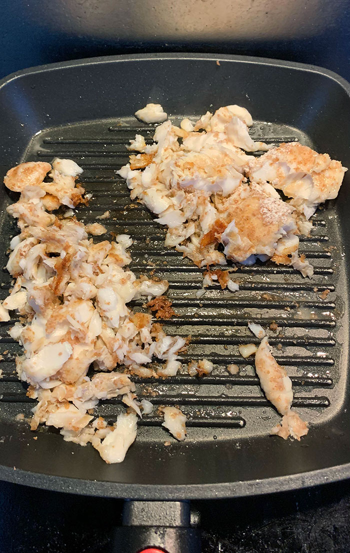 Mi novia me dijo que nunca había cocinado pescado antes. No esperaba hallar bacalao revuelto