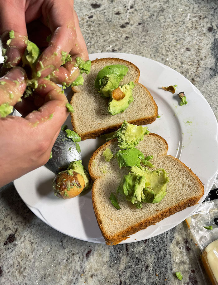 Así es como mi novio corta los aguacates
