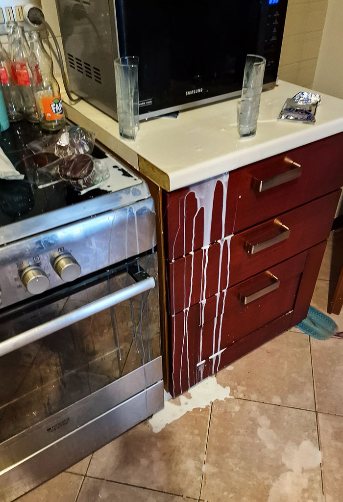 Una Leche Normal Partió Un Vaso En Dos E Hizo Que Explotara Leche Por Toda La Cocina