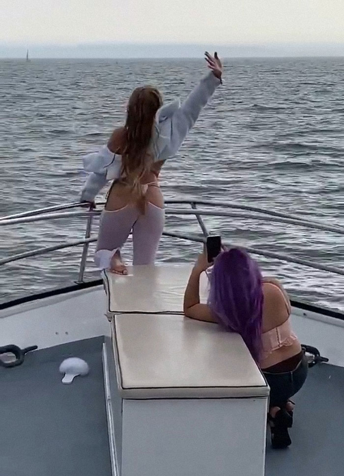 Pobre chica. Parece que le ocurrió algo así como un ataque de tiburón, o eso aparentan sus pantalones 
