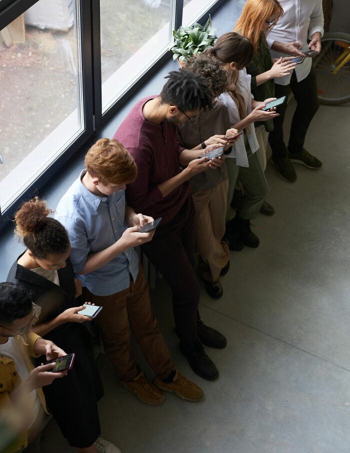 20 Millennials hablan de aquello que más les confunde sobre la Generación Z