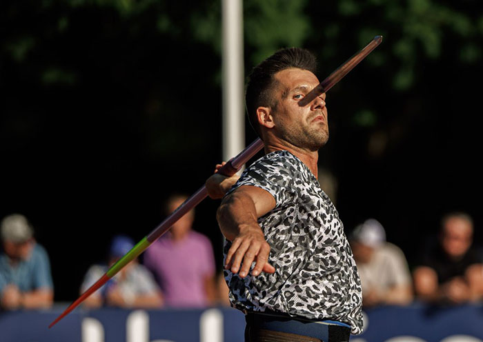 El lanzador de jabalina estonio Magnus Kirt. La sombra se alineó perfectamente con el ángulo de la cámara