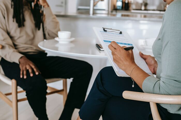 20 Millennials hablan de aquello que más les confunde sobre la Generación Z