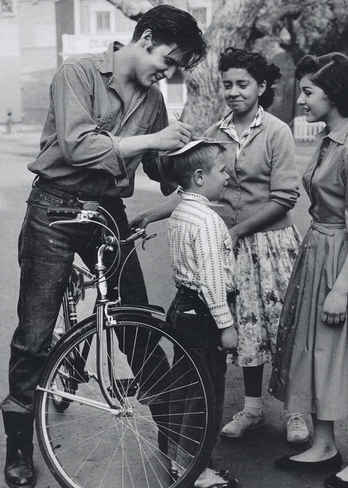 Elvis firmando un autógrafo