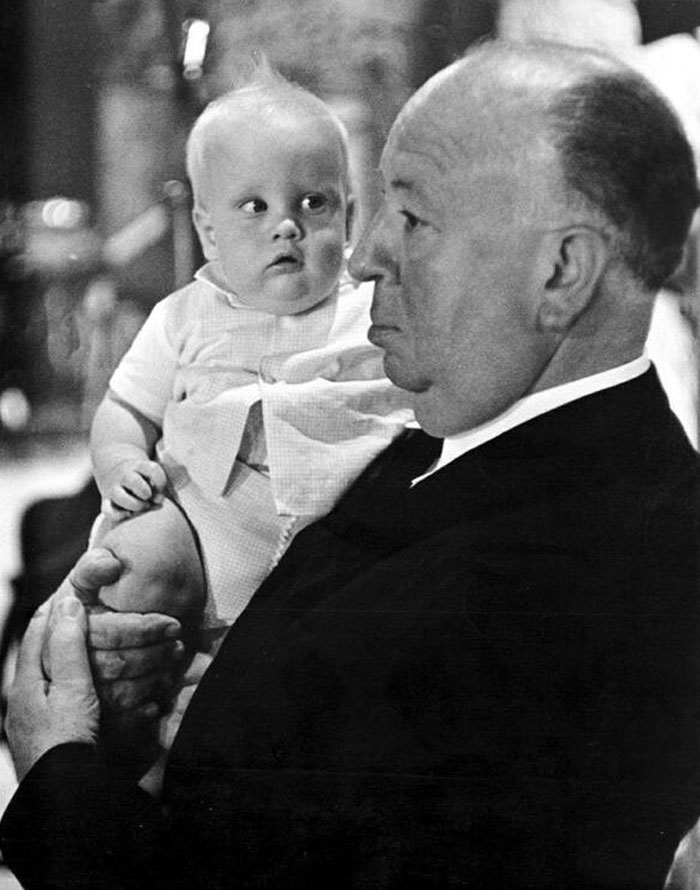 Alfred Hitchcock y un bebé en el set de Los pájaros (1963)