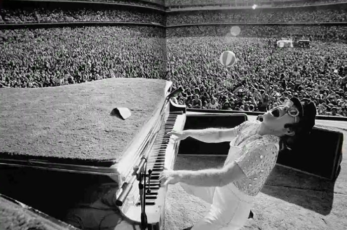 Elton John en el estadio de los Dodgers, 1975