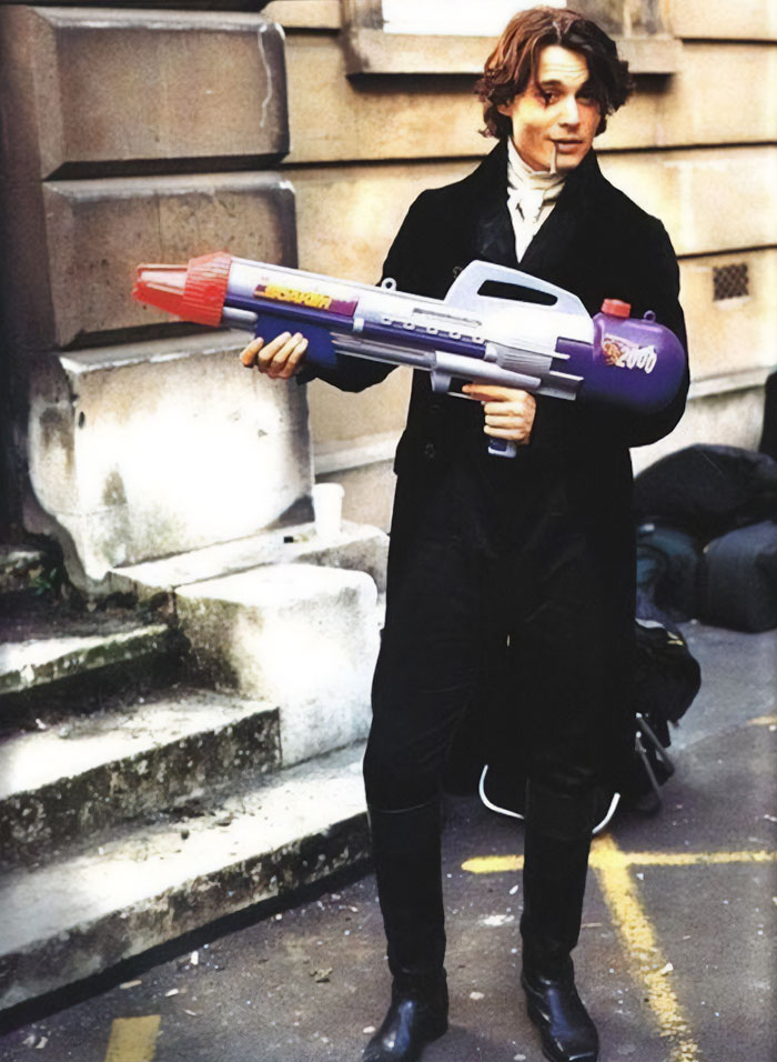 Johnny Depp sosteniendo una Super-Soaker en el set de "Sleepy Hollow"
