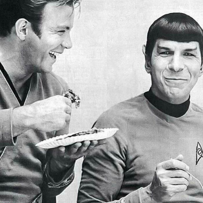 El Capitán Kirk y Spock comiendo y riéndose