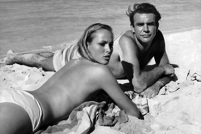 Ursula Andress y Sean Connery tomando el sol en las Bahamas durante el rodaje de Dr. No (1961)