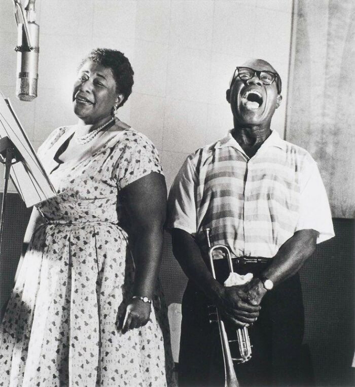 Ella Fitzgerald nació el 26/4/1917. Aquí está grabando en el estudio con Louis Armstrong