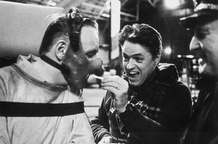 Alimentando a Hannibal Lecter con una papa frita en la escena de El silencio de los corderos