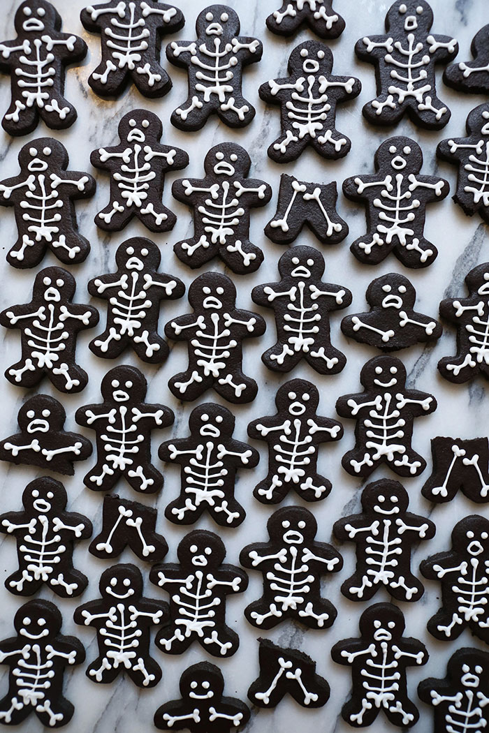 Reutilicé algunos cortadores de galletas de figuras de jengibre para convertirlos en espeluznantes esqueletos para Halloween