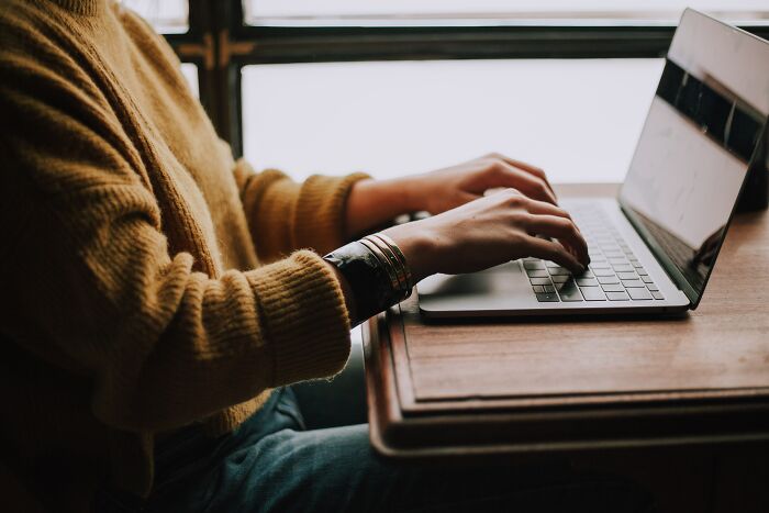 "Estoy con los Boomers en esto": 20 cosas anticuadas que la gente todavía disfruta haciendo, tal y como se comparte en este hilo online