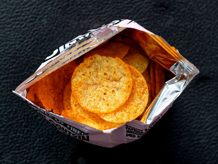 Comerse una bolsa de papas fritas "tamaño familiar" uno solo
