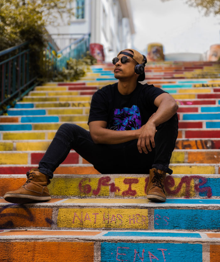 Fingir estar en una película mientras se escucha música con auriculares y se camina por la calle