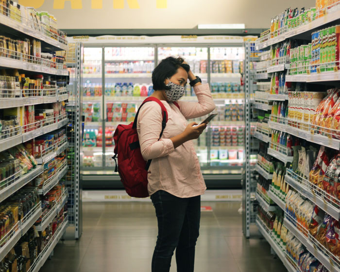 Examinar detenidamente un producto en el supermercado porque el que realmente quieres está obstaculizado por un cliente