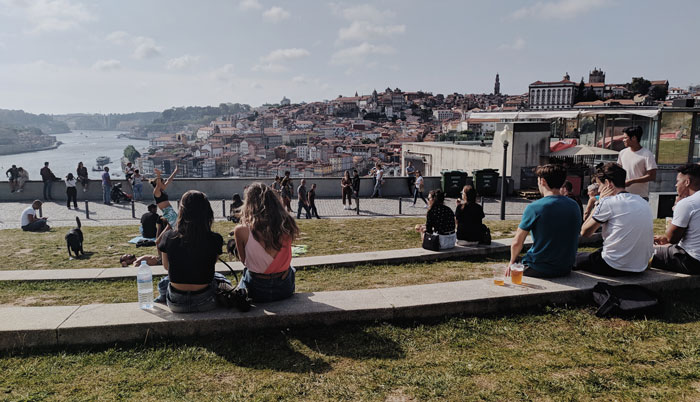 Esperar unos minutos después de que alguien se siente cerca de ti antes de levantarte para evitar herirle