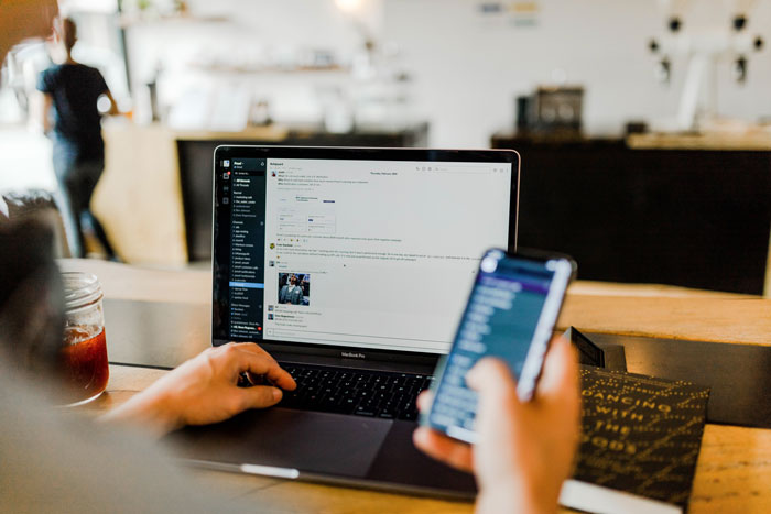 Utilizar el teléfono para navegar por Internet mientras te tomas un descanso de la computadora