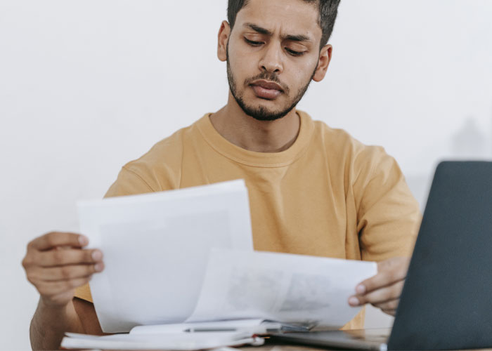 Siempre hay que leer antes de firmar: Los términos y condiciones más extraños que se ha encontrado la gente
