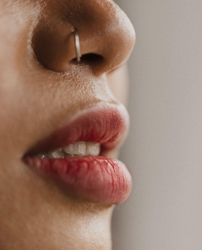 Pelar la piel muerta de los labios