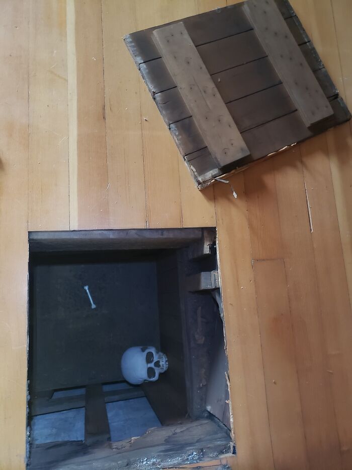 Encontré un compartimento oculto en mi piso mientras me mudaba. Vacío, pero dejé algo para que la siguiente persona lo descubriera