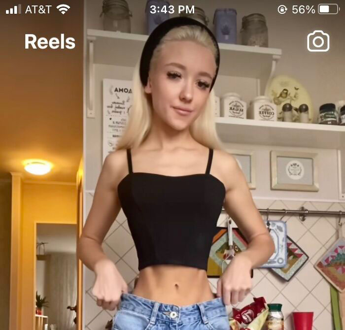 Su cintura es más pequeña que su cabeza