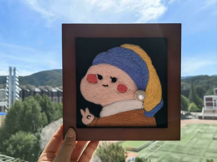 Una niña con un pendiente de perlas