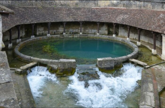 En Francia, "La Fosse Dionne" es un pozo de agua aparentemente sin fondo. A pesar de varios intentos de los buzos, ha sido imposible encontrar su profundidad. Su exploración está ahora estrictamente controlada, ya que se han producido varias muertes