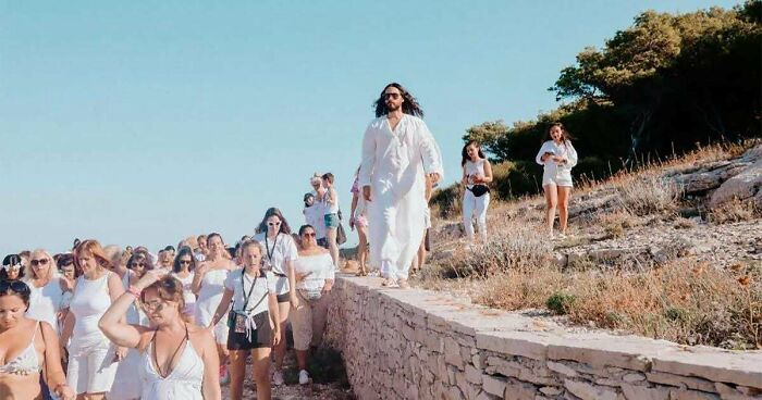 Jared Leto y su secta en su isla privada
