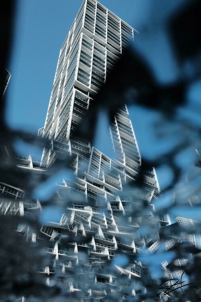 Tomé una foto de un edificio reflejado en un espejo roto de la calle