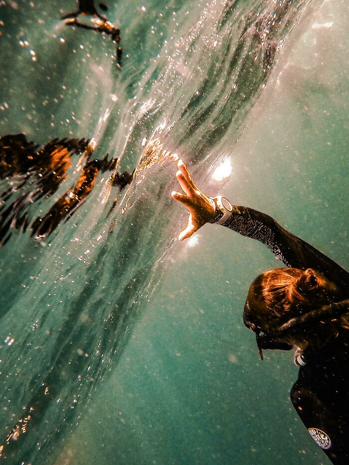 Tomé una foto de mi instructor de buceo llegando a la superficie