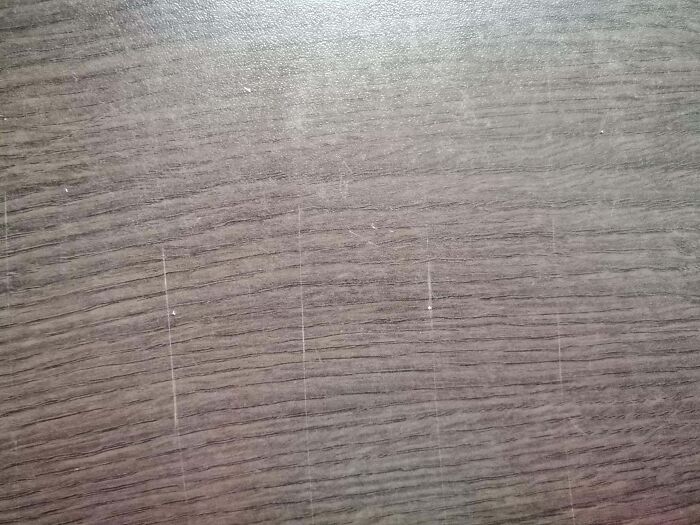 La novia de mi hermano vino a vivir con nosotros y se niega a usar tablas para cortar. Así se ve nuestra mesa de la cocina ahora. Están en todas partes