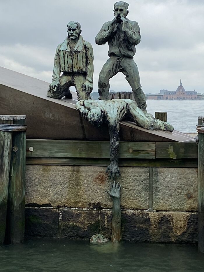 Esta estatua que desaparece en las olas