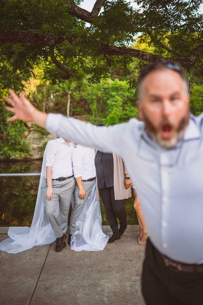 Hoy me han llegado las fotos de nuestra boda; mi favorita es esta de mi padre tapándonos 