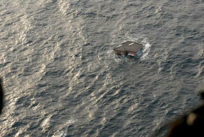 Una casa japonesa flotando en el océano Pacífico tras el terremoto y el tsunami de Tōhoku de 2011
