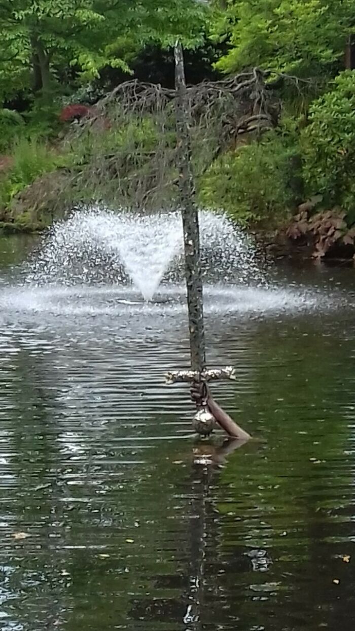 Espeluznante estatua de la Dama del Lago en Shrewsbury