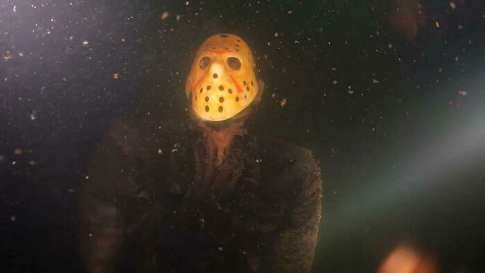 Recordatorio amistoso de que hay una estatua de Jason Vorhees en el fondo de un lago de Minnesota