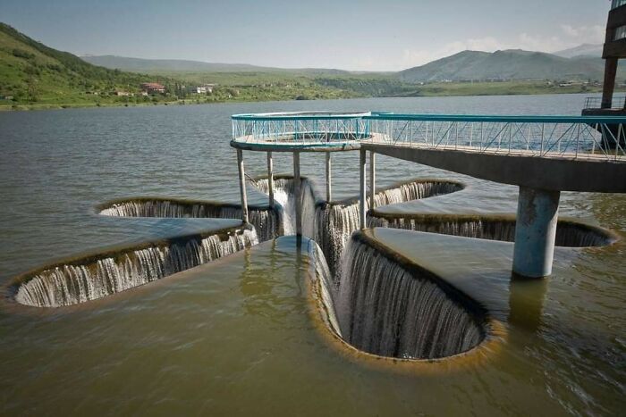 Desbordamiento de un embalse en Armenia. Estos siempre me han fascinado y asustado desde que era un niño