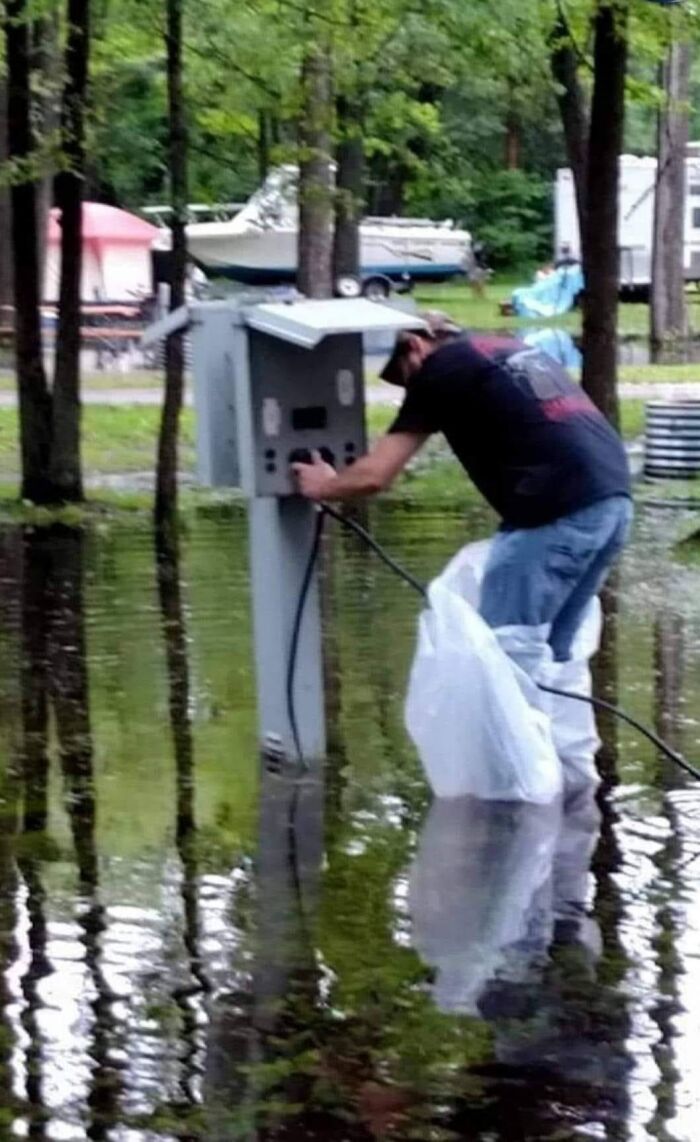 50 Times People Didn’t Give A Heck About OSHA Safety Regulations And Did What They Had To Do, As Shared On This Facebook Group