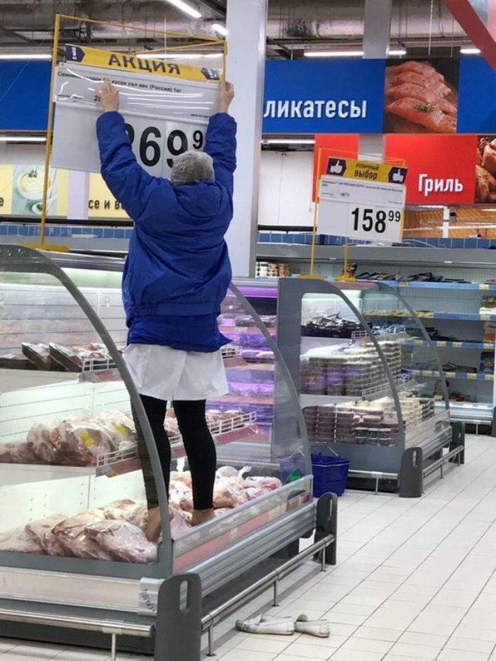 Mejor no compraré carne para el almuerzo, gracias. Esta persona es demasiado perezosa como para ir a buscar una escalera