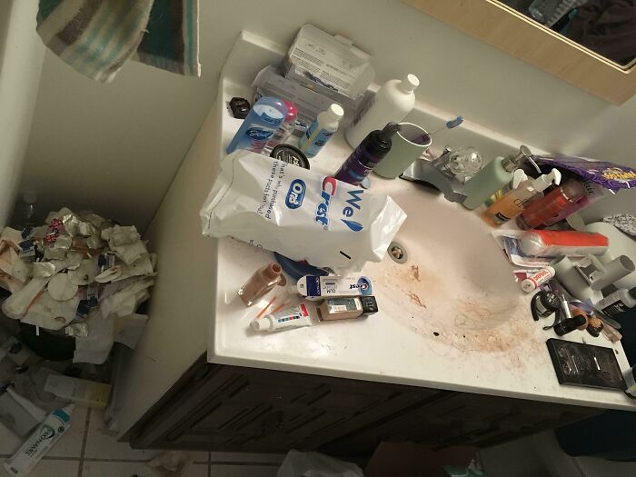 Así es como mi ex compañera de piso dejó su baño cuando se mudó