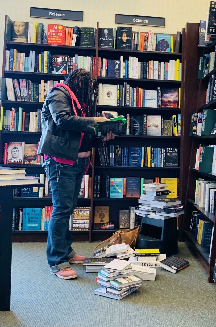 ¿Compró o volvió a poner en su lugar alguno de los libros? Claro que no